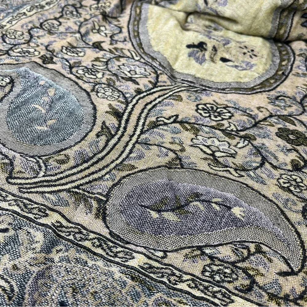 Elegant Paisley Scarf with Fringe